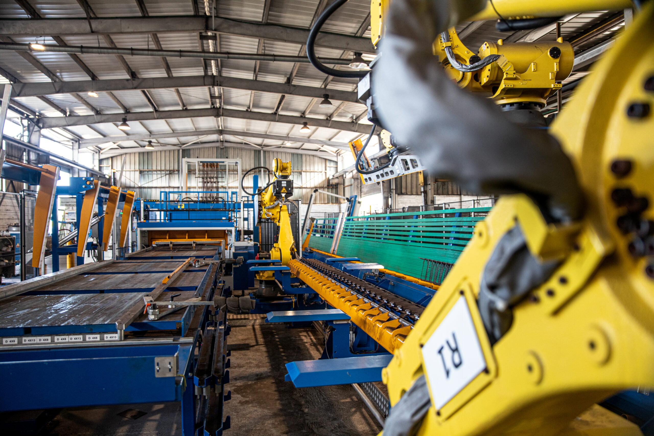 Robot de production dans l'usine Trefima destiné à l'assemblage de treillis soudés